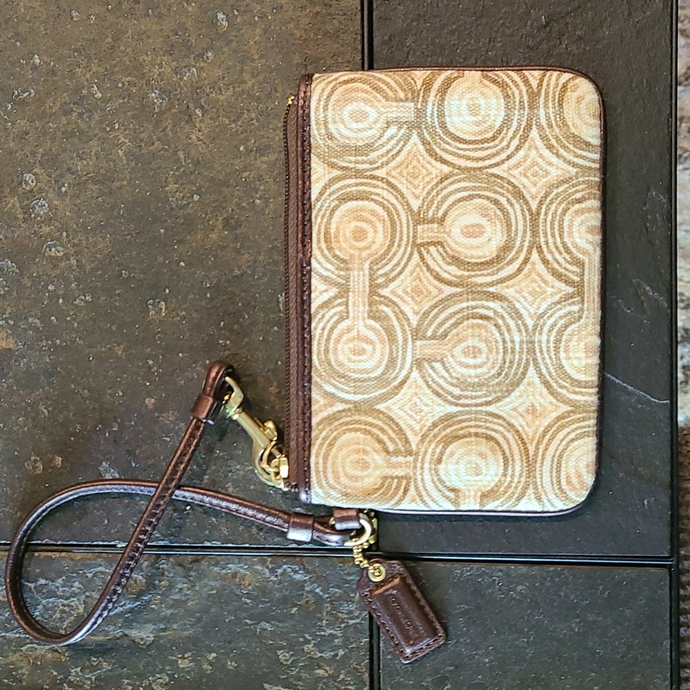 ~NWOT~Rare Pattern COACH Wristlet-Bronze Accents